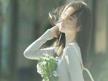 王祖贤现身上海：眉眼美丽气质优雅，时光难掩女神风采